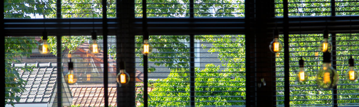 Een kijkje door de ramen van het gezellige restaurant in de Albrandswaard